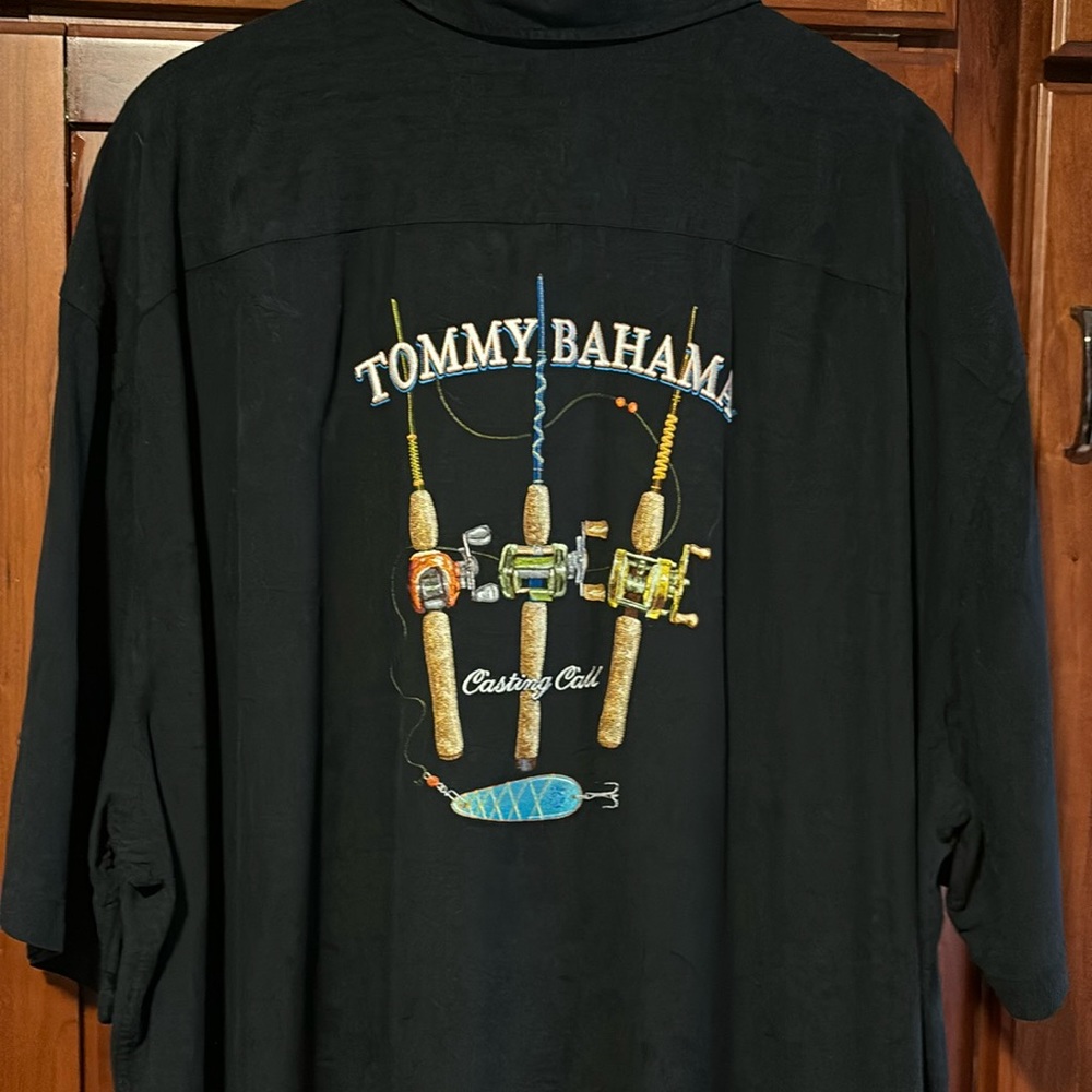Tommy Bahama men’s 5XB short sleeve button down shirt w/embroidered design.